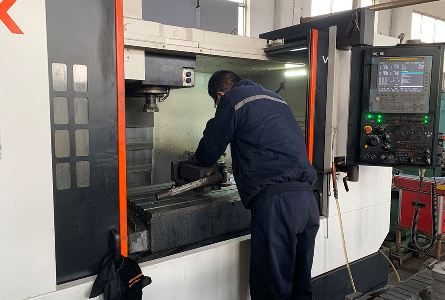 کارگران در حال تولید قطعات CNC با دقت بالا هستند